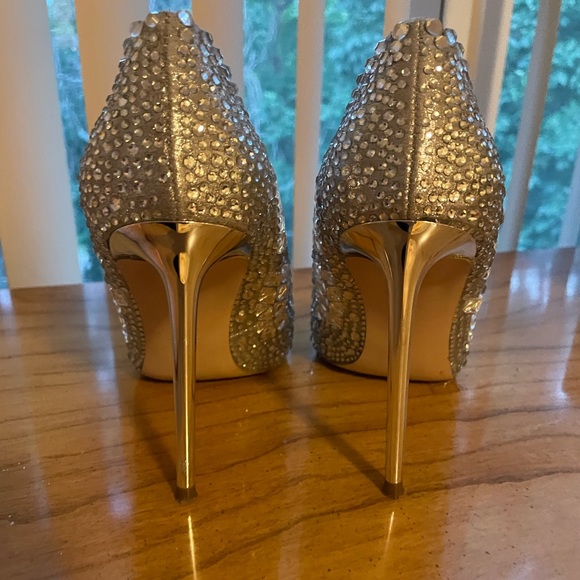 Gently Used Steve Madden shiny metallic pumps size 7. - Picture 6 of 8